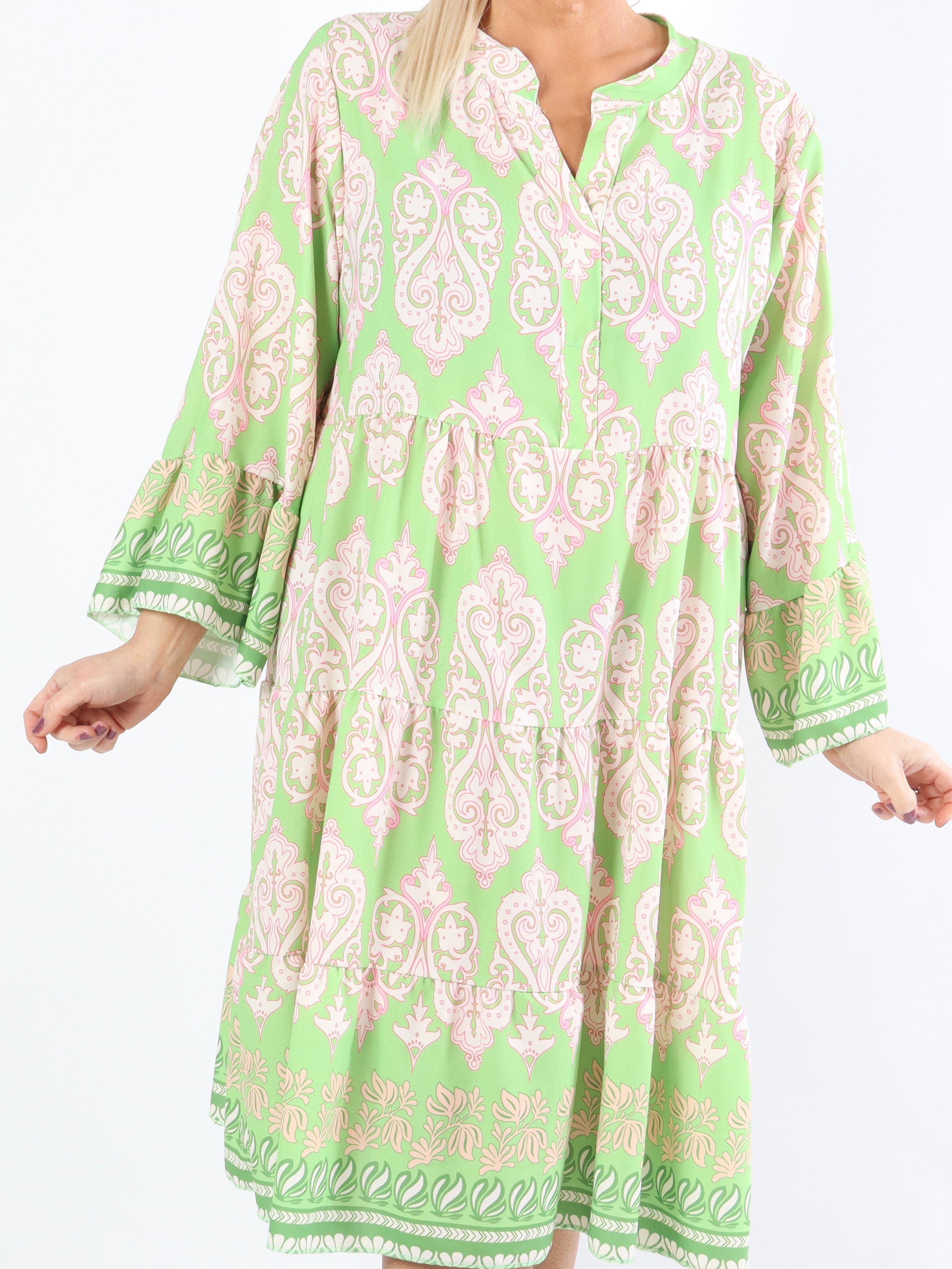 Vigdis - Söt mönstrad plus size-klänning i lager på lager-look